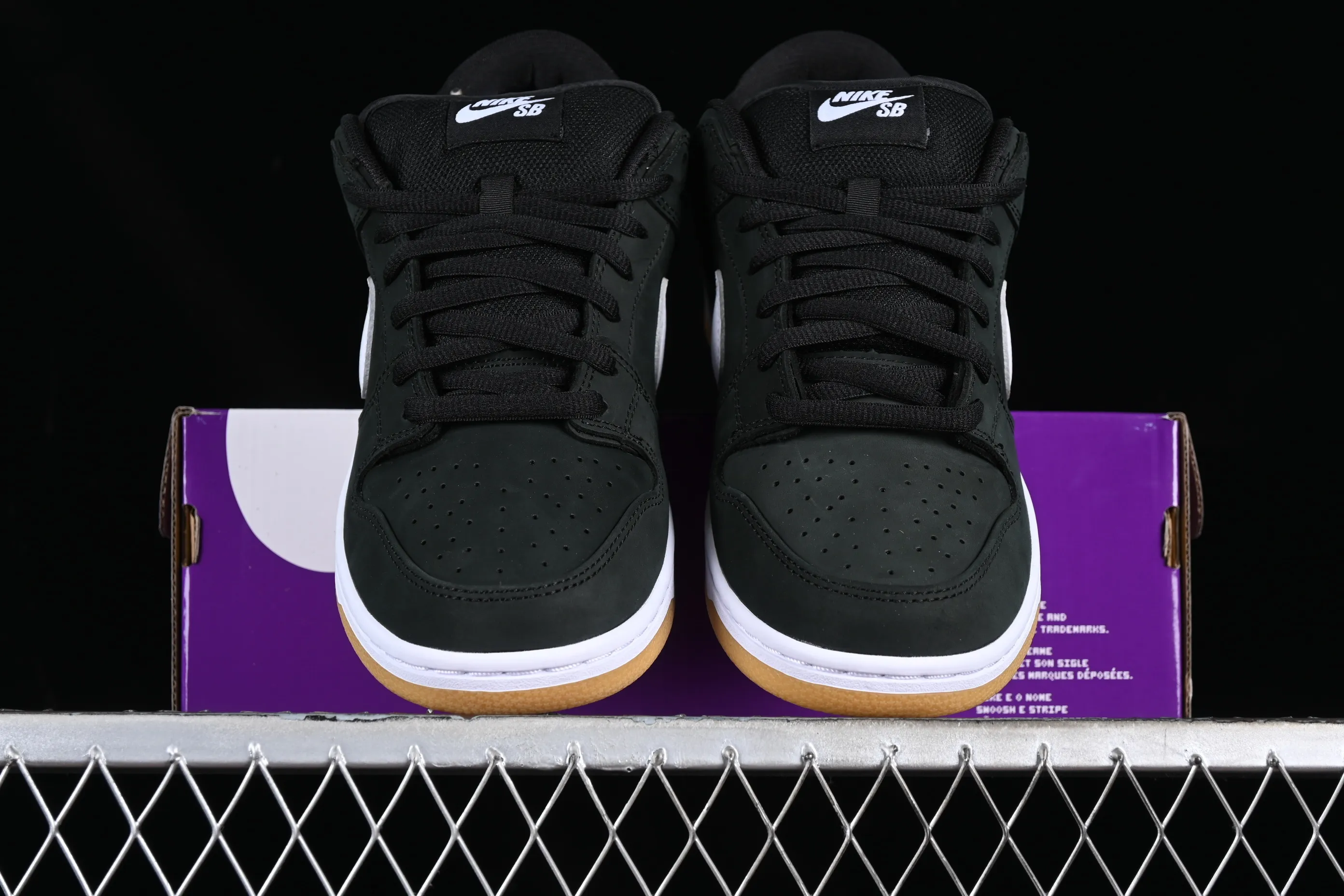 All Categories Nk SB Dunk Series Nk SB Dunk Low Low-top sneakers Nk SB Dunk Low "Black Gum" Raw rubber black and white SB low-top casual sneakers CD2563-006